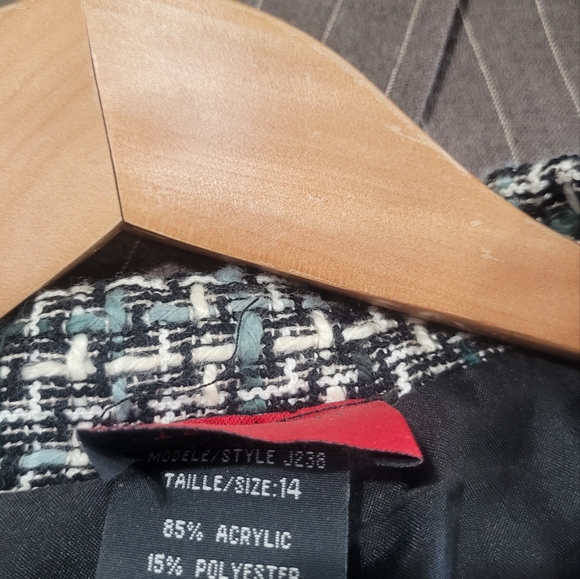 Women's suit. - Picture 5 of 6